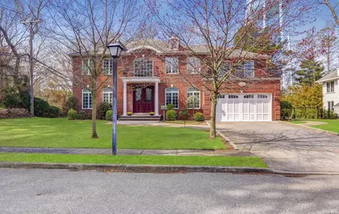 198 Shepherd Ln, North Hempstead, NY 11577