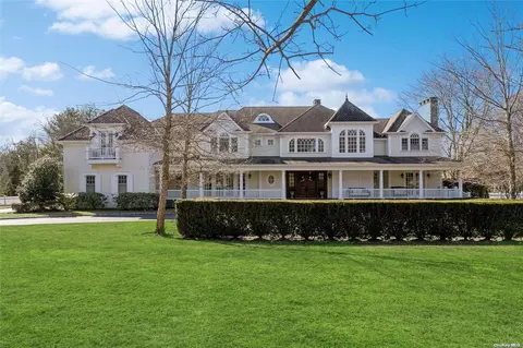 20 Circle Rd, Syosset, NY 11791