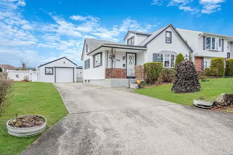 40 Mildred Pl, North Babylon, NY 11703