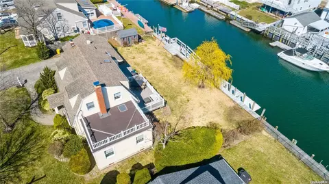 53 S Bay Ave, Massapequa, NY 11758