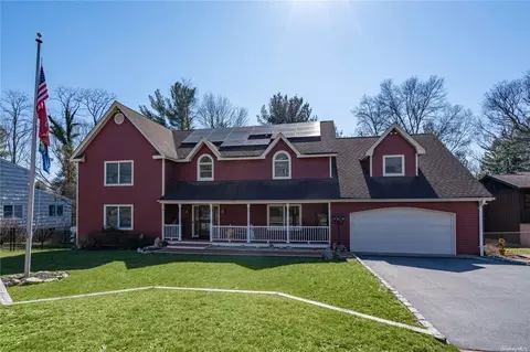 20 Maurice Ln, Huntington, NY 11743