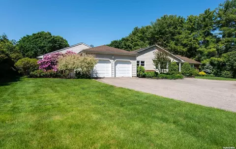 106 Sterling Ct, Syosset, NY 11791