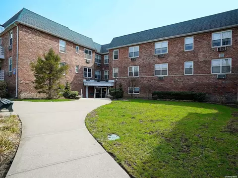 2 Fowler Ave #215, Lynbrook, NY 11563