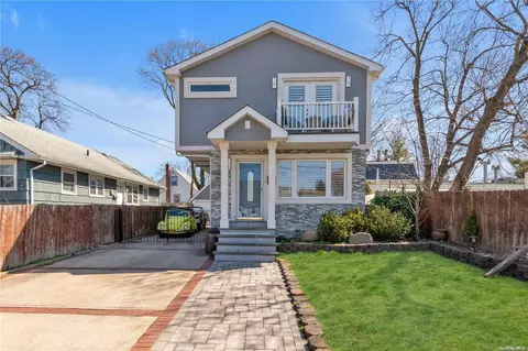 4 Edgewood Rd, North Hempstead, NY 11050