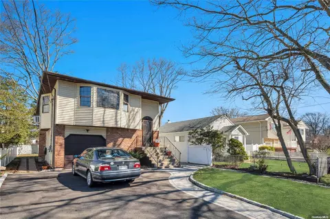 43 1st St, Ronkonkoma, NY 11779