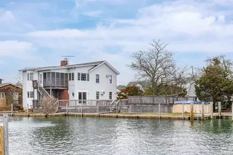 841 Canal St, Lindenhurst, NY 11757