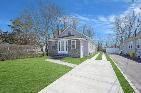 222 Oak St, Patchogue, NY 11772 photo 1