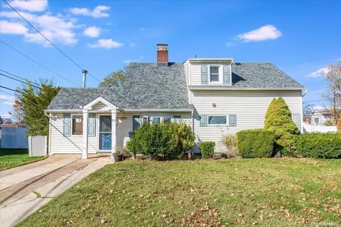 50 Disc Ln, Wantagh, NY 11793