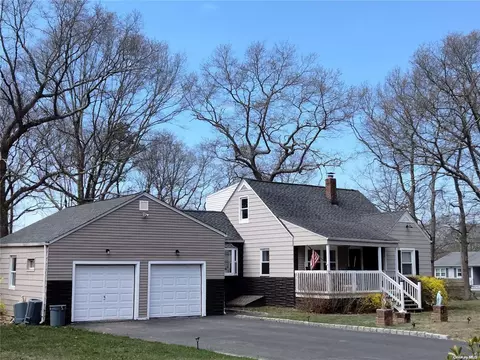 329 Auborn Ave, Shirley, NY 11967