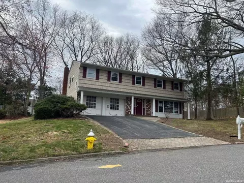 22 Pantzer St, Smithtown, NY 11787