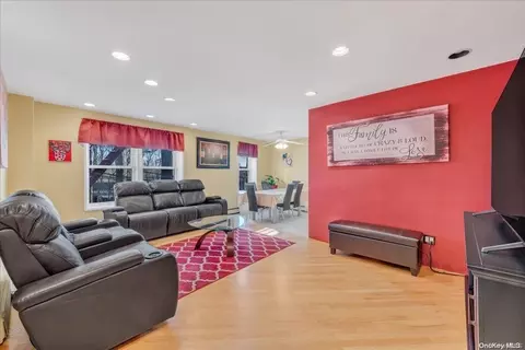 42-30 Douglaston Pkwy #1C, Douglaston, NY 11363