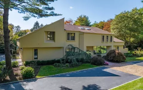 2 Deepwood Ct, North Hempstead, NY 11568