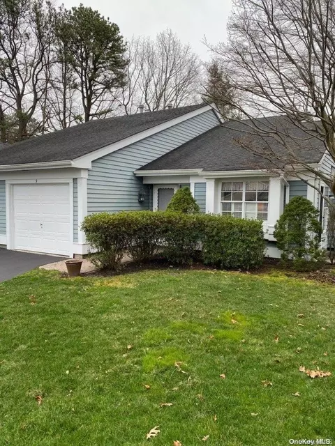 9 Baldwin Ct #9, Ridge, NY 11961
