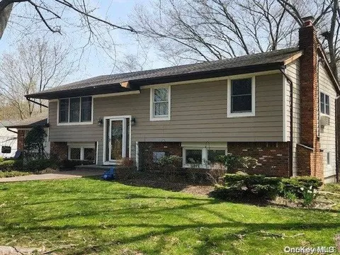 281 Oakwood Rd, Oakdale, NY 11769