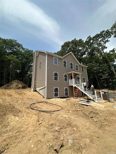 134 Hallock Landing Rd, Rocky Point, NY 11778