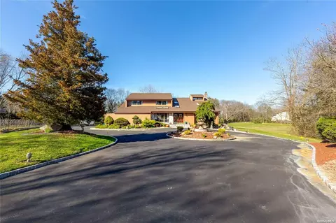 25 Carriage Ct, Syosset, NY 11791