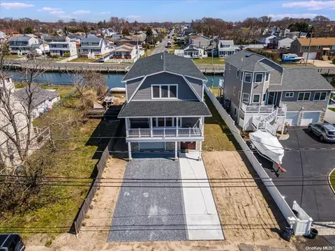 762 S Pecan St, Lindenhurst, NY 11757