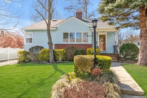 7 Kelsey Pl, Lynbrook, NY 11563