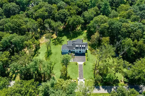 80 Mill River Rd, Oyster Bay, NY 11771