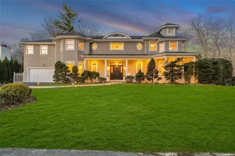 31 Corn Crib Ln, North Hempstead, NY 11577
