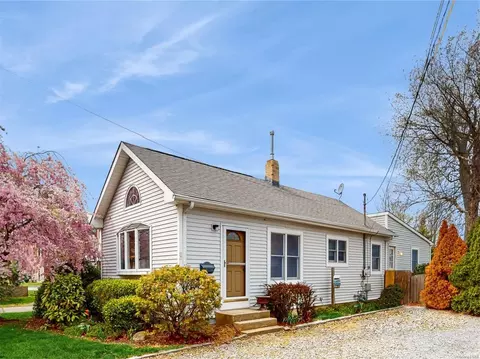 23 Wanser Pl, Amityville, NY 11701