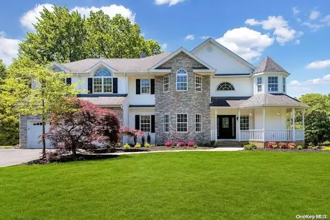 4 Cobbler Ln, Setauket, NY 11733