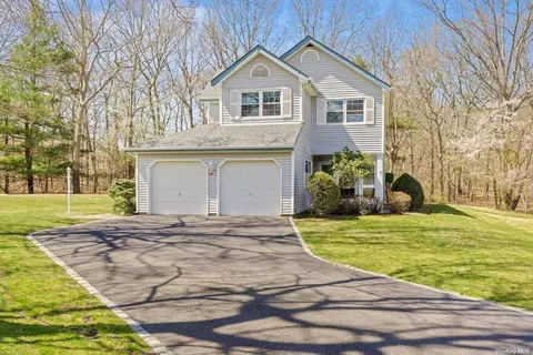 35 Huntingdale Way #35, Middle Island, NY 11953