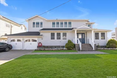 36 Brockmeyer Dr, Massapequa, NY 11758