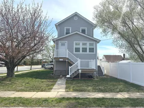 3 Ray St, Freeport, NY 11520