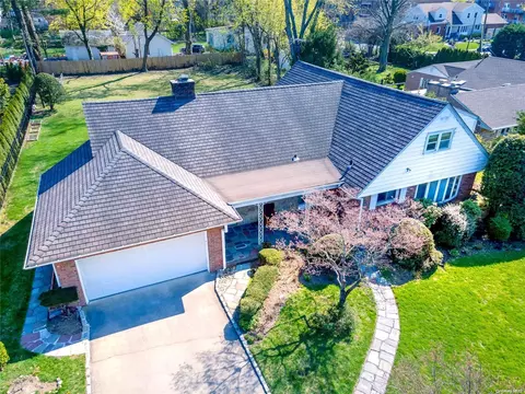 42 Nassau Dr, North Hempstead, NY 11021