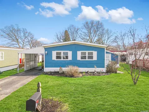 3 Gaye Ln, Bohemia, NY 11716
