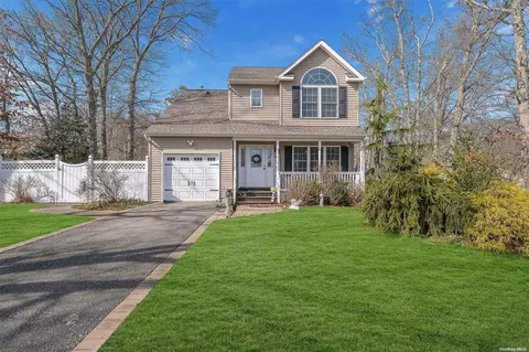 41 Pilgrim Ave, Brookhaven, NY 11772