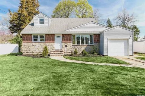 3 Coleridge Pl, Greenlawn, NY 11740