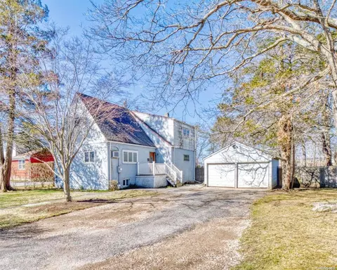1066 Reilly St, Bay Shore, NY 11706