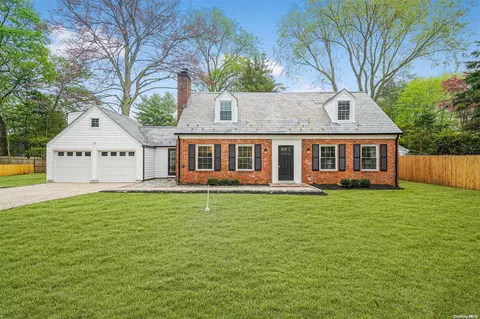 12 Marion St, North Hempstead, NY 11548