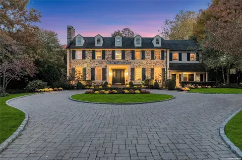 32 Heights Rd, North Hempstead, NY 11030