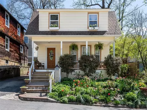 131 Brown St, Sea Cliff, NY 11579