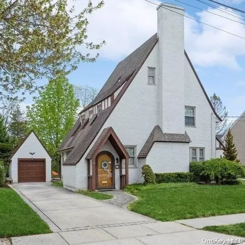 25 Lexington St, Rockville Centre, NY 11570