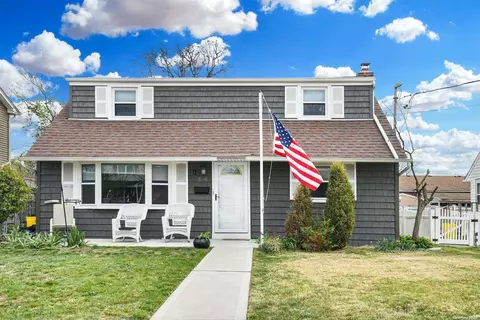 56 Whaley Ave, Bethpage, NY 11714