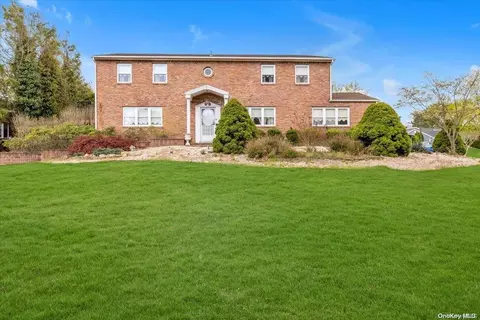 62 Steven Pl, Smithtown, NY 11787
