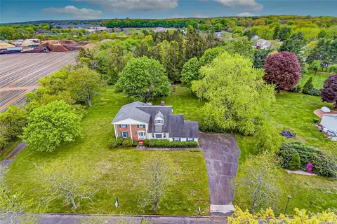 6 Eileen Ln, Greenlawn, NY 11740