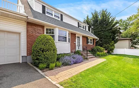 425 Evans Ave, Meacham, NY 11003