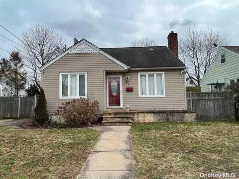 45 James St, Hicksville, NY 11801