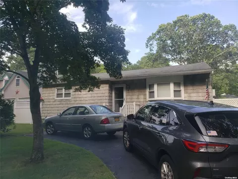90 River Rd, Shirley, NY 11967