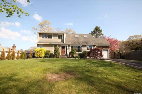 199 Versa Pl, Sayville, NY 11782