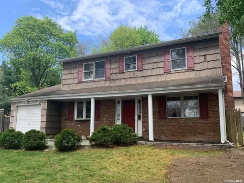 21 Foothill Ln, Dix Hills, NY 11746