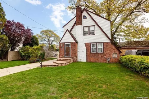 4 Allen St, Lynbrook, NY 11563
