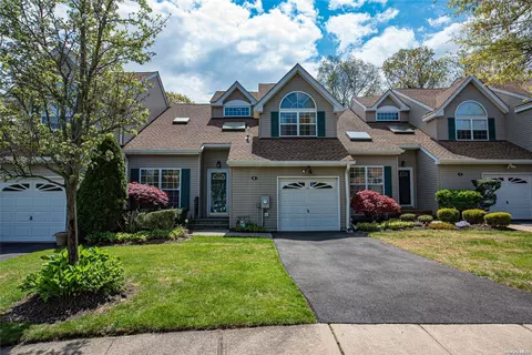 8 Northridge Cir #8, Huntington, NY 11743