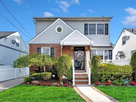 1081 Carukin St, Franklin Square, NY 11010