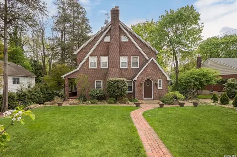 1 The Oaks, North Hempstead, NY 11576